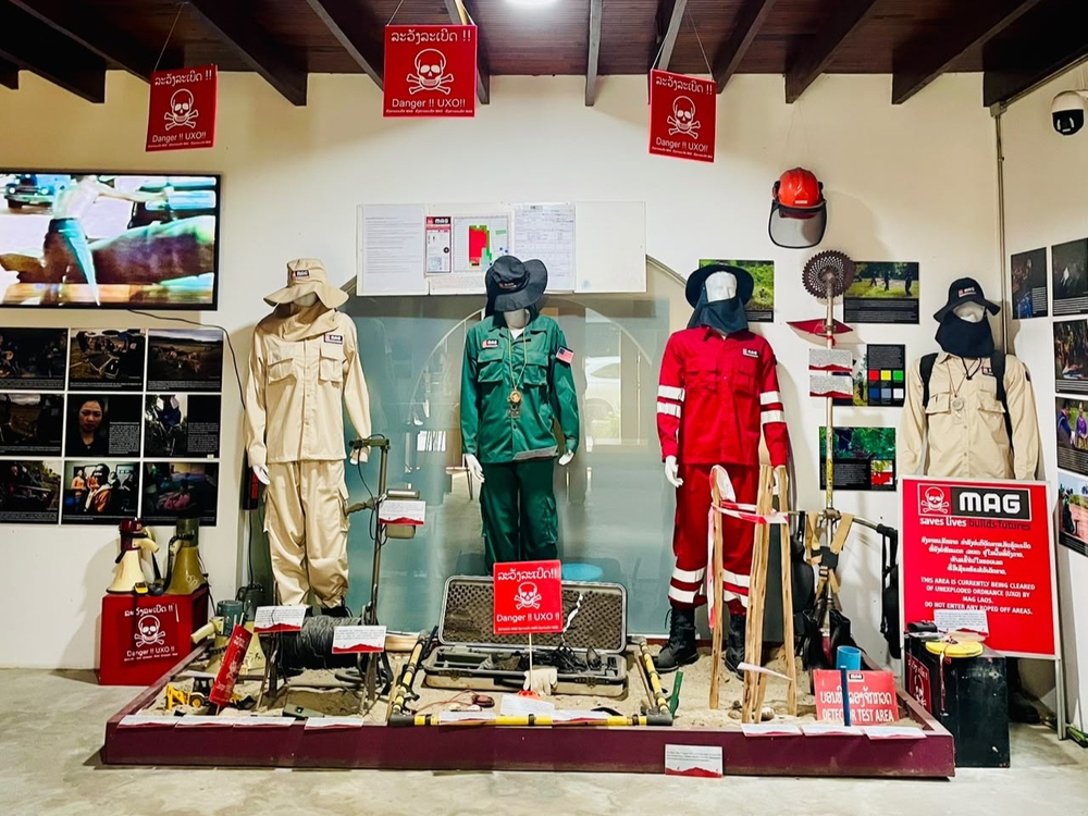 MAG deminer team uniform