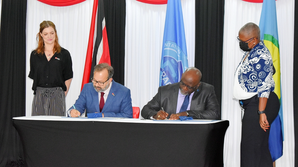 members of MAG and CARICOM signing agreement
